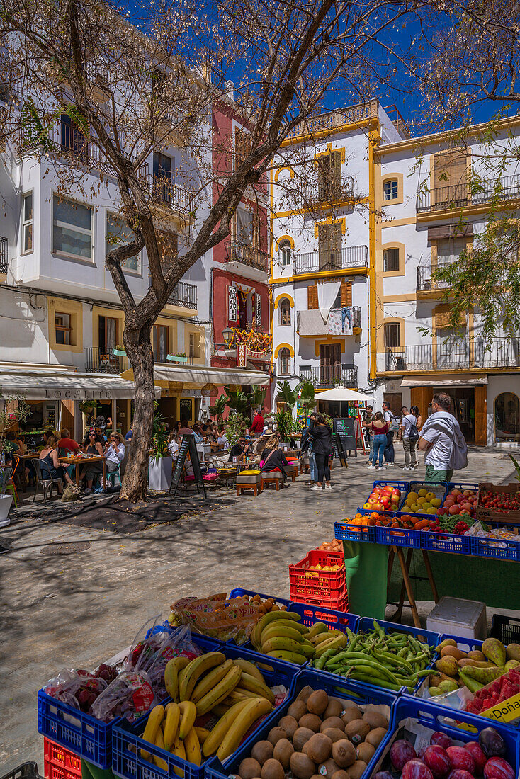 Blick auf Bar und Restaurant im Stadtteil Dalt Vila, Ibiza-Stadt, Eivissa, Balearen, Spanien, Mittelmeer, Europa