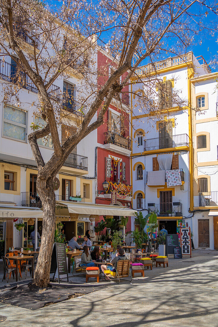 Blick auf Cafés und Restaurants in Dalt Vila, UNESCO-Weltkulturerbe, Ibiza-Stadt, Eivissa, Balearen, Spanien, Mittelmeer, Europa