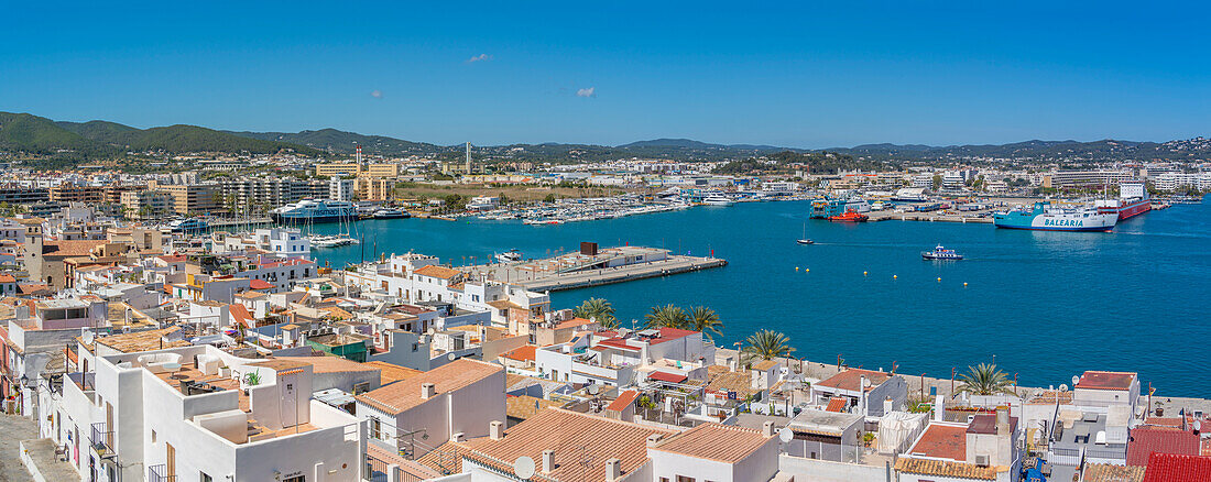 Blick auf Dalt Vila und den Hafen von der Stadtmauer aus, UNESCO-Weltkulturerbe, Ibiza-Stadt, Eivissa, Balearen, Spanien, Mittelmeer, Europa
