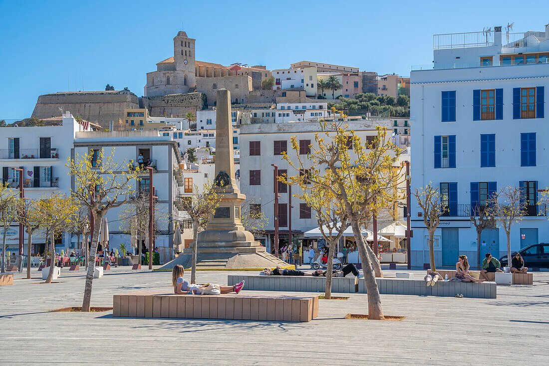 Blick auf den Obelisken der Korsaren im Hafen von Ibiza mit Blick auf die Kathedrale, Ibiza-Stadt, Eivissa, Balearen, Spanien, Mittelmeer, Europa