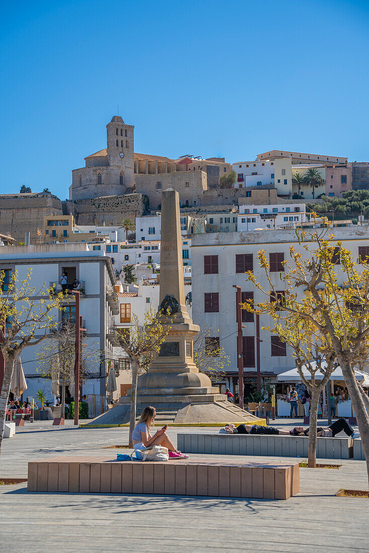 Blick auf den Obelisken der Korsaren im Hafen von Ibiza mit Blick auf die Kathedrale, Ibiza-Stadt, Eivissa, Balearen, Spanien, Mittelmeer, Europa