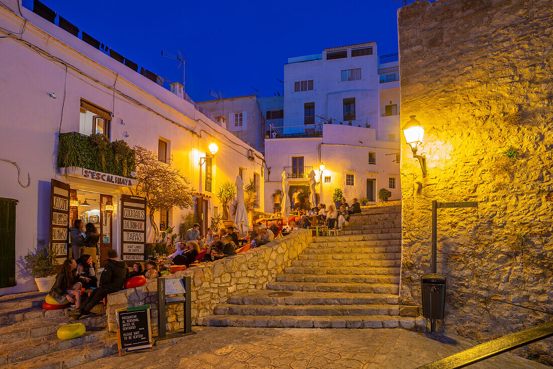 Blick auf Restaurants und Bars in Dalt Vila in der Abenddämmerung, UNESCO-Weltkulturerbe, Ibiza-Stadt, Eivissa, Balearen, Spanien, Mittelmeer, Europa