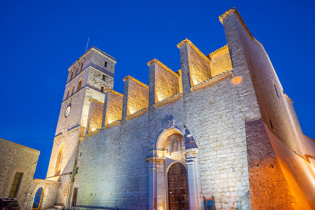 Blick auf die Kathedrale im Stadtteil Dalt Vila in der Abenddämmerung, UNESCO-Weltkulturerbe, Ibiza-Stadt, Eivissa, Balearen, Spanien, Mittelmeer, Europa