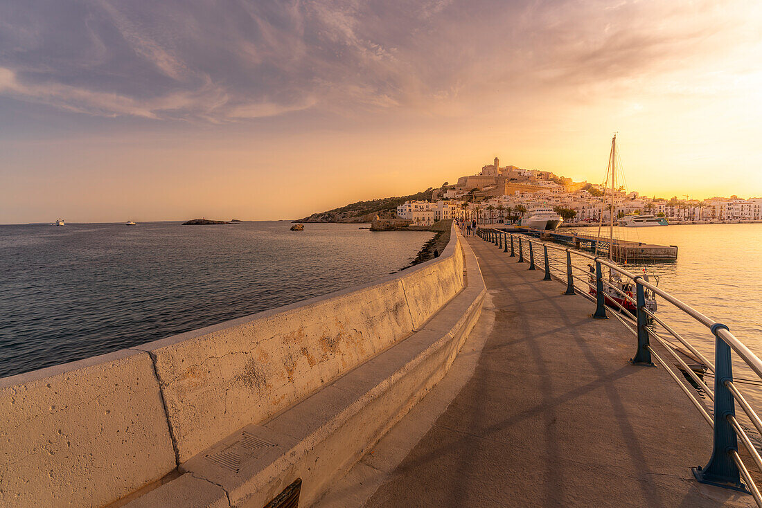 Blick auf Kathedrale und Dalt Vila vom Hafen aus bei Sonnenuntergang, UNESCO-Weltkulturerbe, Ibiza-Stadt, Eivissa, Balearen, Spanien, Mittelmeer, Europa