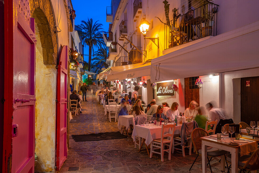 Blick auf Restaurants und Bars in Dalt Vila in der Abenddämmerung, UNESCO-Weltkulturerbe, Ibiza-Stadt, Eivissa, Balearen, Spanien, Mittelmeer, Europa