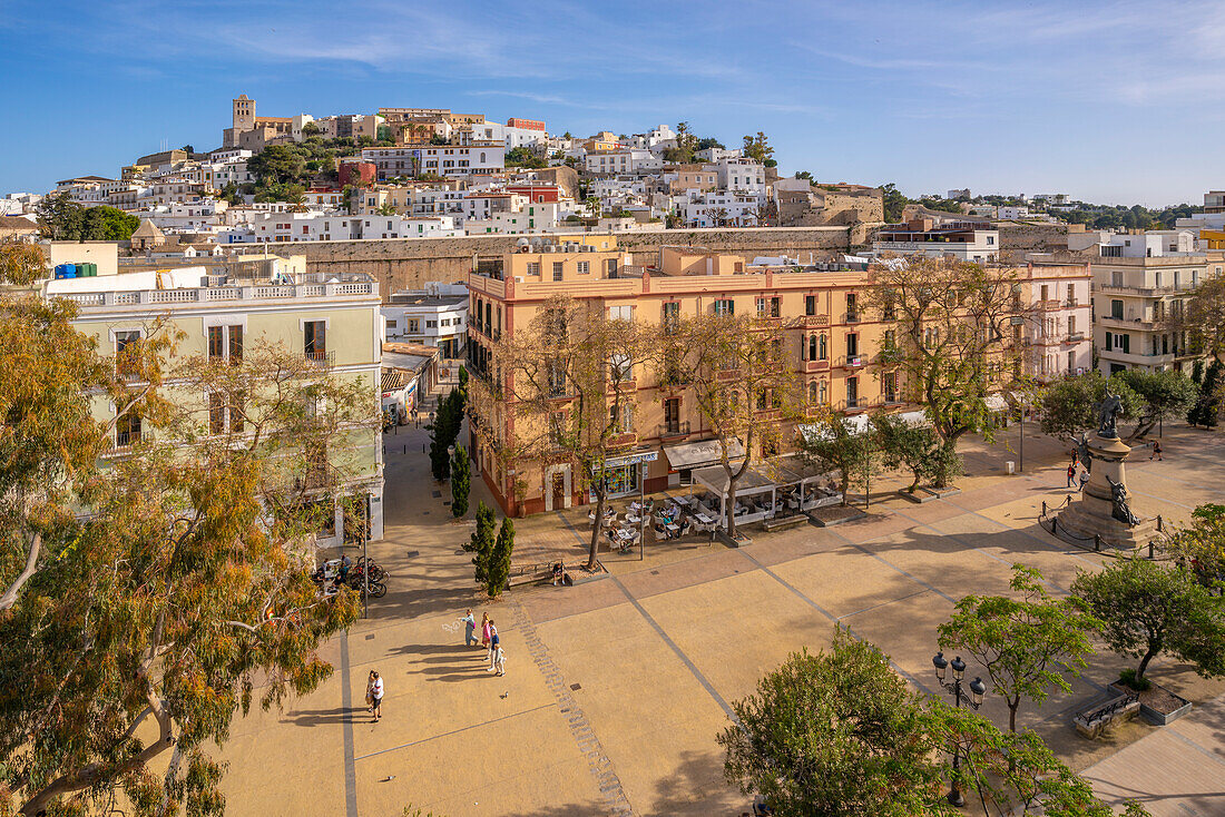 Blick von oben auf die Kathedrale, den Platz Vara de Rei und Dalt Vila, UNESCO-Weltkulturerbe, Ibiza-Stadt, Eivissa, Balearen, Spanien, Mittelmeer, Europa