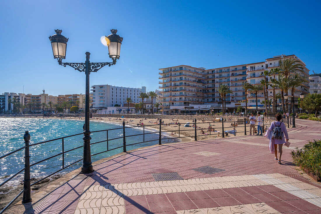 Blick auf Strandpromenade und Playa De Santa Eulalia, Santa Eularia des Riu, Ibiza, Balearen, Spanien, Mittelmeer, Europa