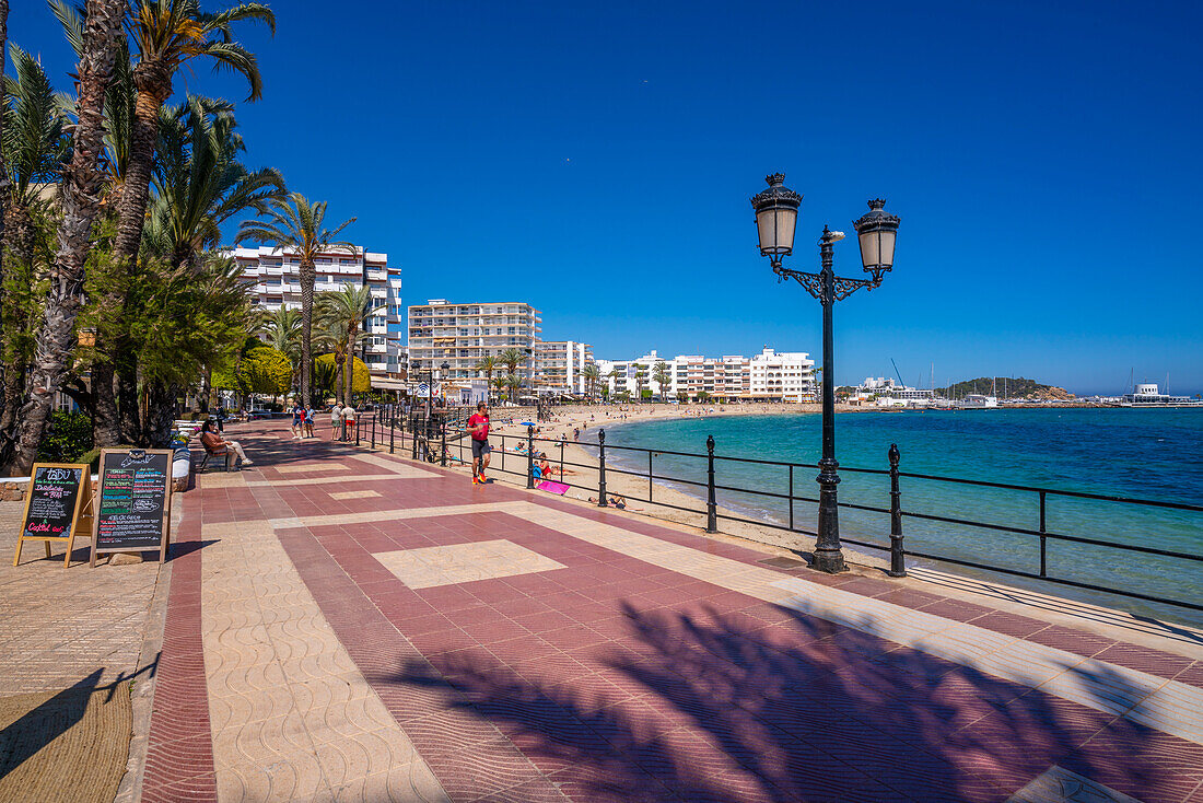 Blick auf Strandpromenade und Playa De Santa Eulalia, Santa Eularia des Riu, Ibiza, Balearen, Spanien, Mittelmeer, Europa