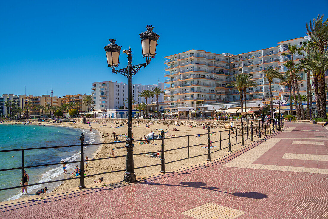 Blick auf Strandpromenade und Playa De Santa Eulalia, Santa Eularia des Riu, Ibiza, Balearen, Spanien, Mittelmeer, Europa