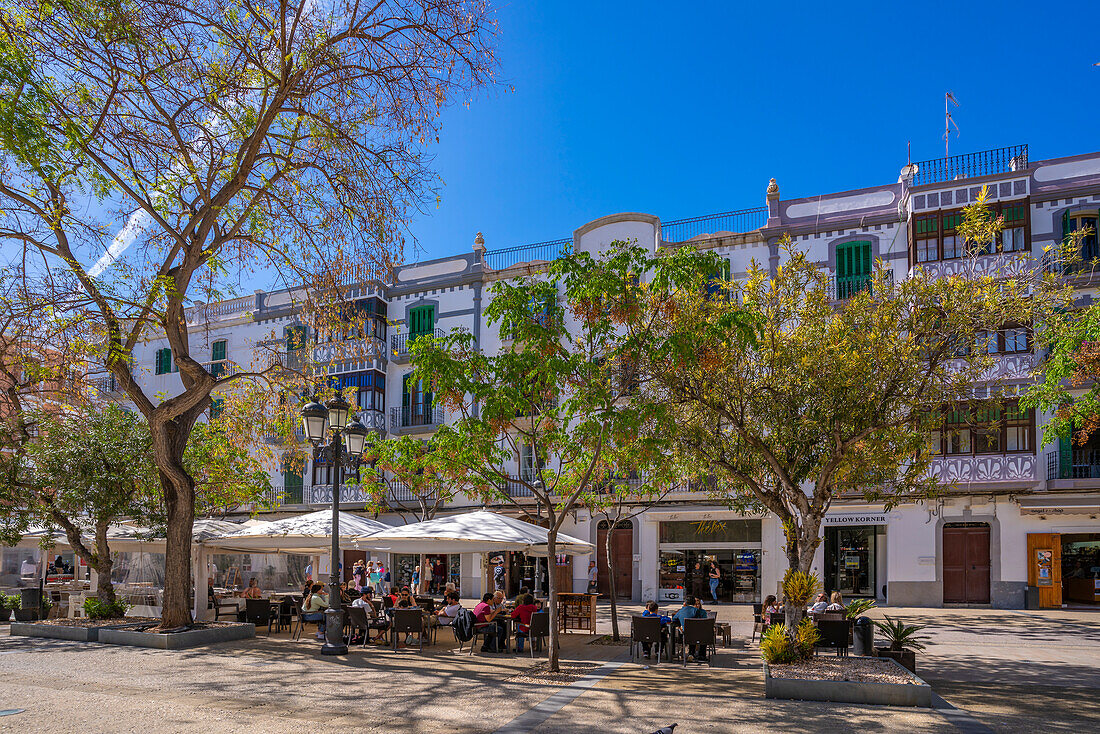 Blick auf Restaurants und Cafés am Platz Vara de Rei, UNESCO-Weltkulturerbe, Ibiza-Stadt, Eivissa, Balearen, Spanien, Mittelmeer, Europa