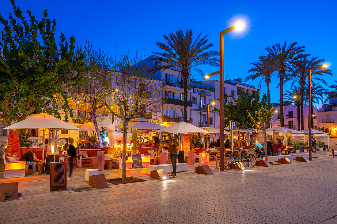Blick auf Restaurants und Bars am Hafen in der Abenddämmerung, UNESCO-Weltkulturerbe, Ibiza-Stadt, Eivissa, Balearen, Spanien, Mittelmeer, Europa
