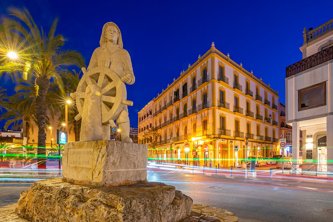 Blick auf das Monument a la Gent de la Mar in der Nähe des Hafens in der Abenddämmerung, UNESCO-Weltkulturerbe, Ibiza-Stadt, Eivissa, Balearen, Spanien, Mittelmeer, Europa