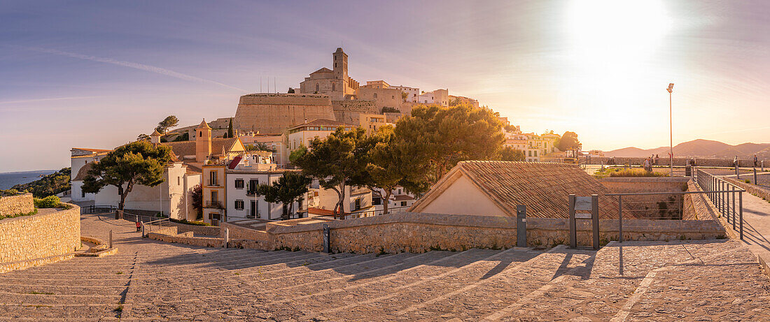 Blick auf Dalt Vila und Kathedrale, UNESCO-Weltkulturerbe, Ibiza-Stadt, Eivissa, Balearen, Spanien, Mittelmeer, Europa