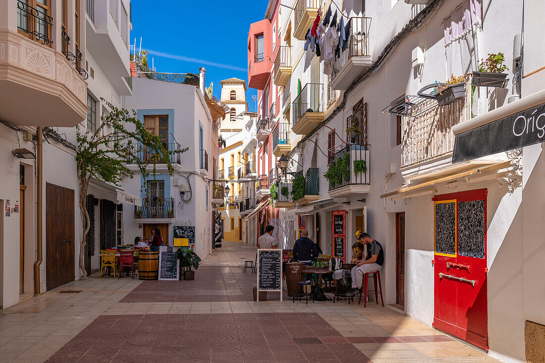 Blick auf Restaurants und Cafés in Dalt Vila, UNESCO-Weltkulturerbe, Ibiza-Stadt, Eivissa, Balearen, Spanien, Mittelmeer, Europa