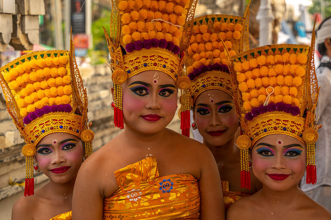 Blick auf bunt gekleidete Mädchen am Kuta Beach für Nyepi, balinesisches Neujahrsfest, Kuta, Bali, Indonesien, Südostasien, Asien