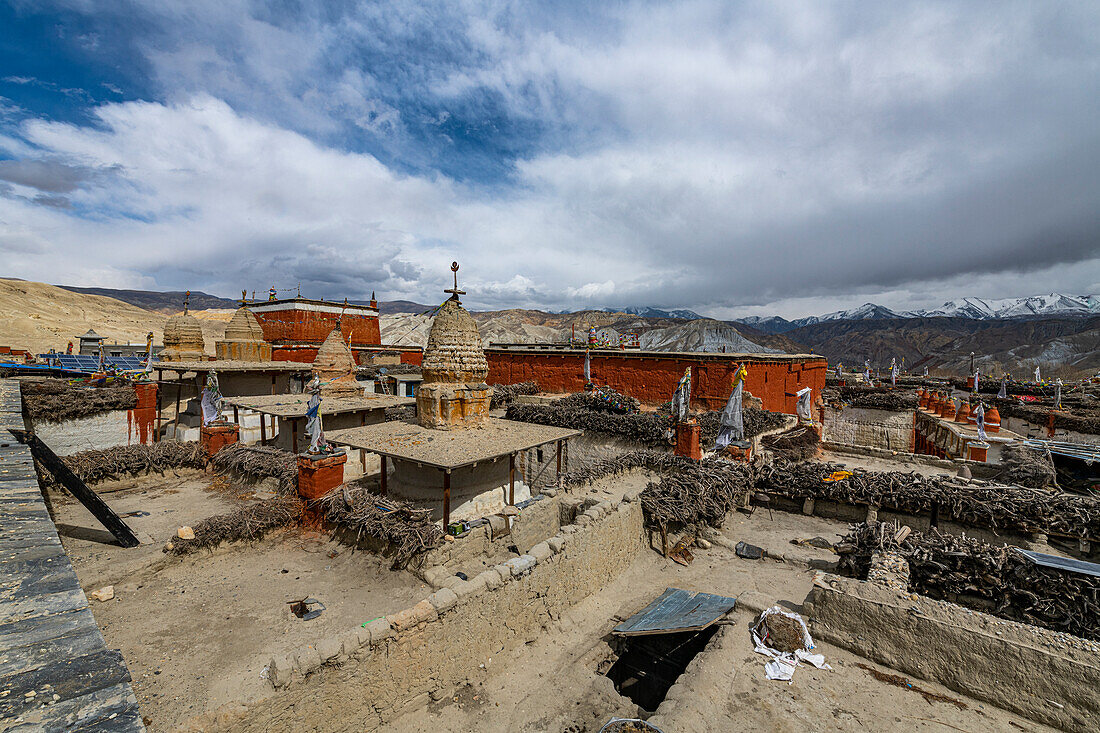 Stupas (Chorten) im Dorf Lo-Manthang, Königreich Mustang, Himalaya, Nepal, Asien