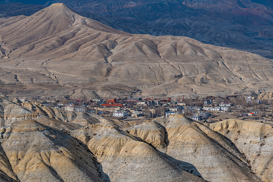 Lo Manthang, Hauptstadt von Upper Mustang, aus der Ferne gesehen, inmitten einer kargen Wüstenlandschaft, Königreich Mustang, Himalaya, Nepal, Asien