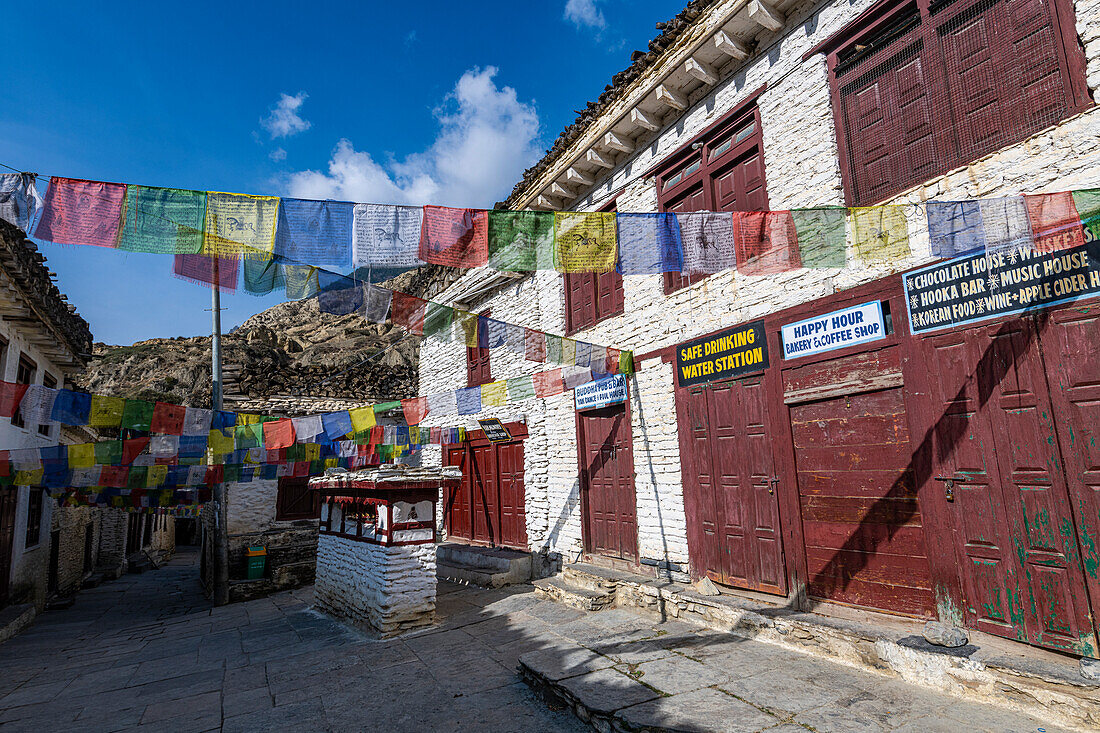 Historisches Dorf von Marpha und Gebetsfahnen, Jomsom, Himalaya, Nepal, Asien