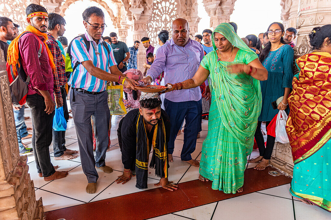 Pilger mit brennender Kohle, Kalika Shakti Peeth Pavagadh Tempel, Champaner-Pavagadh Archaeological Park, UNESCO Welterbe, Gujarat, Indien, Asien