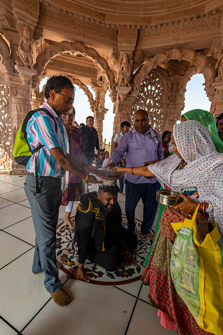 Pilger mit brennender Kohle, Kalika Shakti Peeth Pavagadh-Tempel, Archäologischer Park Champaner-Pavagadh, UNESCO-Weltkulturerbe, Gujarat, Indien, Asien