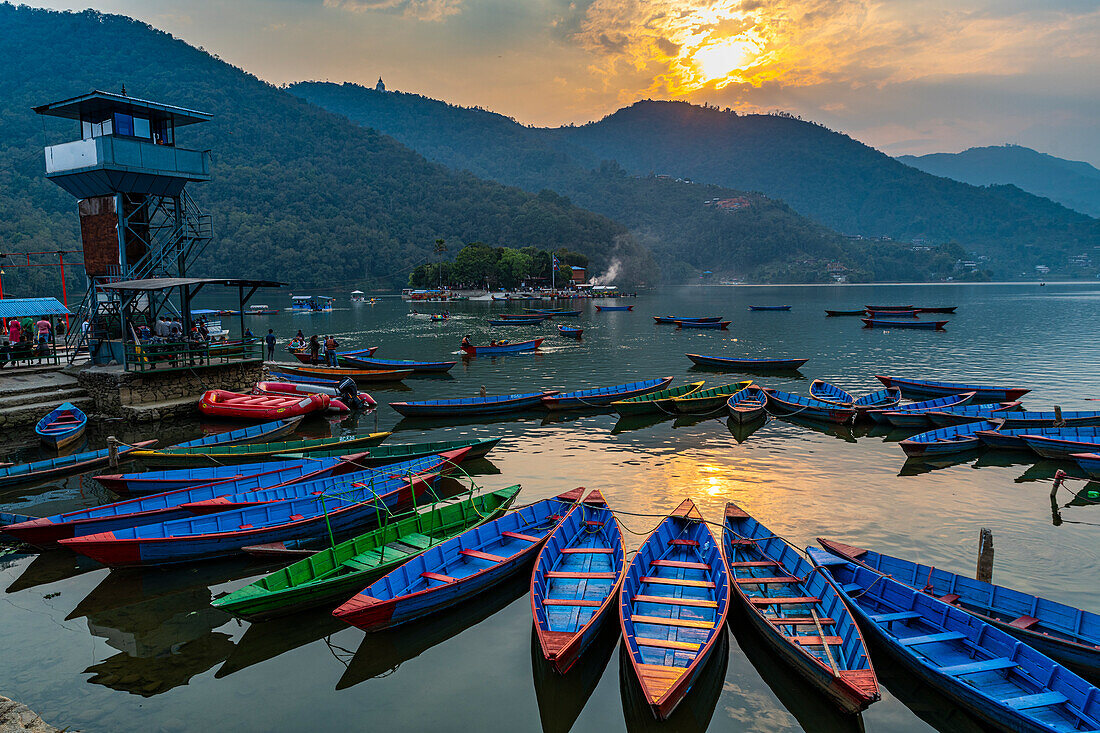 Sonnenuntergang über dem Fewa See mit vielen Ruderbooten, Pokhara, Nepal, Asien