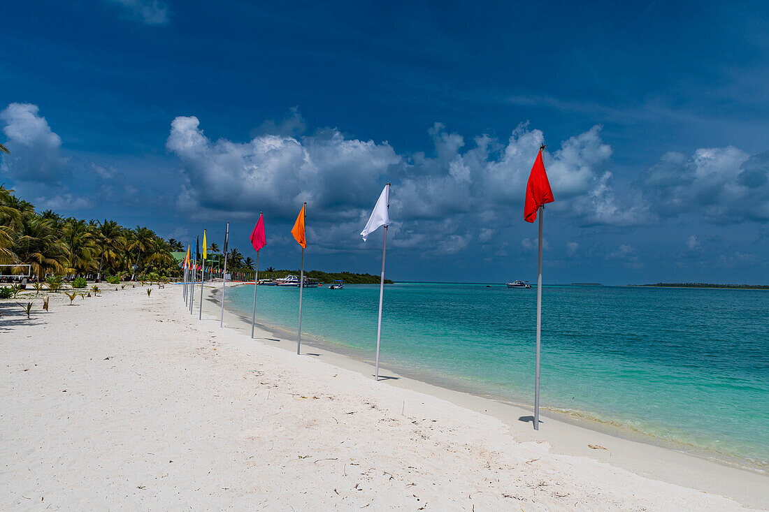 Weißer Sandstrand mit vielen Flaggen, Bangaram Insel, Lakshadweep Archipel, Unionsterritorium Indien, Indischer Ozean, Asien
