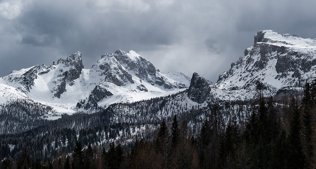 Panorama der Berge Monte Cernera und Ra Gusela am Passo Giau mit Schnee bedeckt, Dolomiten, Belluno, Italien, Europa