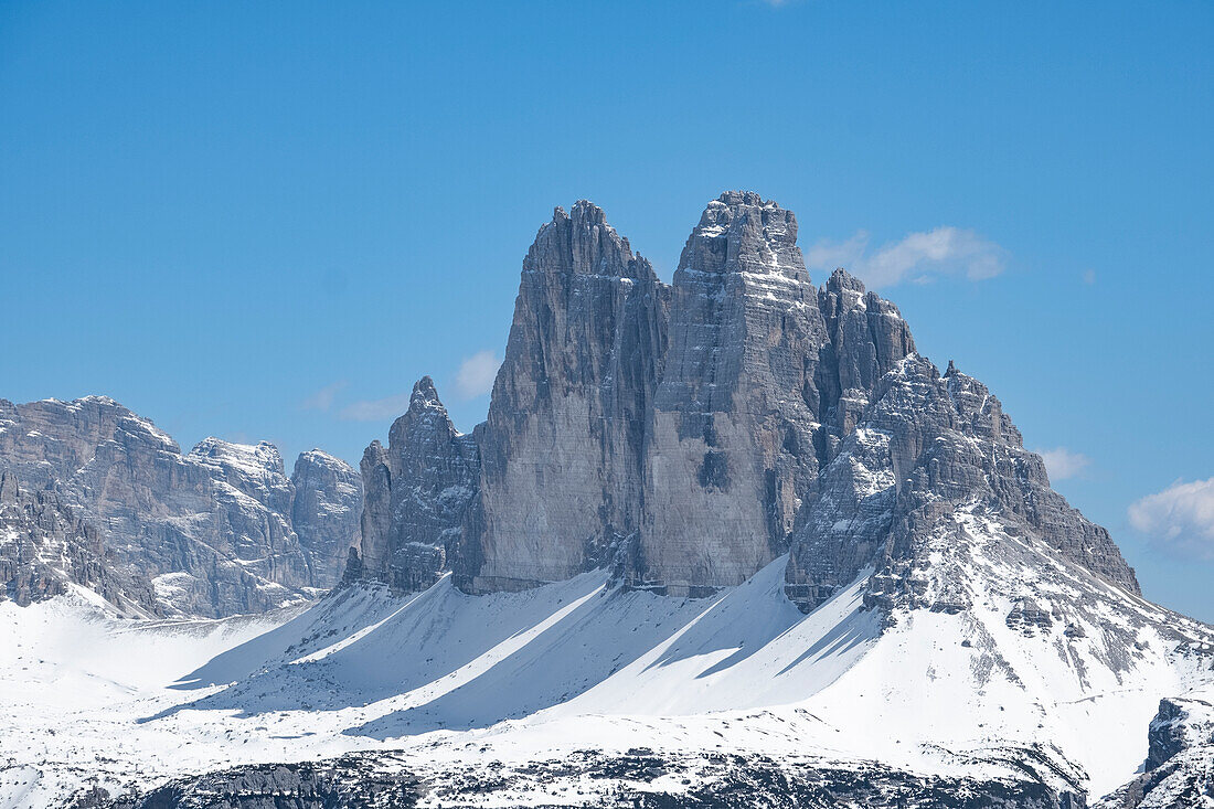 Drei Lavaredo-Gipfel (Tre Cime di Lavaredo) in unberührter Schneedecke, Dolomiten, Belluno, Italien, Europa