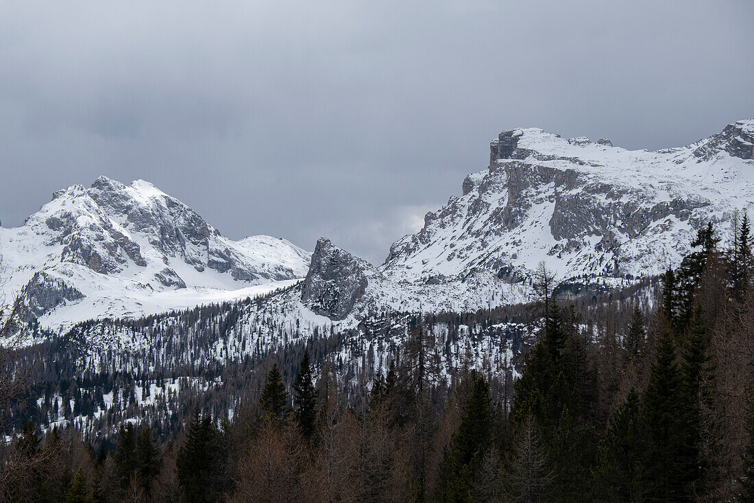 Monte Cernera und Ra Gusela am Passo Giau mit Schnee bedeckt, Dolomiten, Belluno, Venetien, Italien, Europa