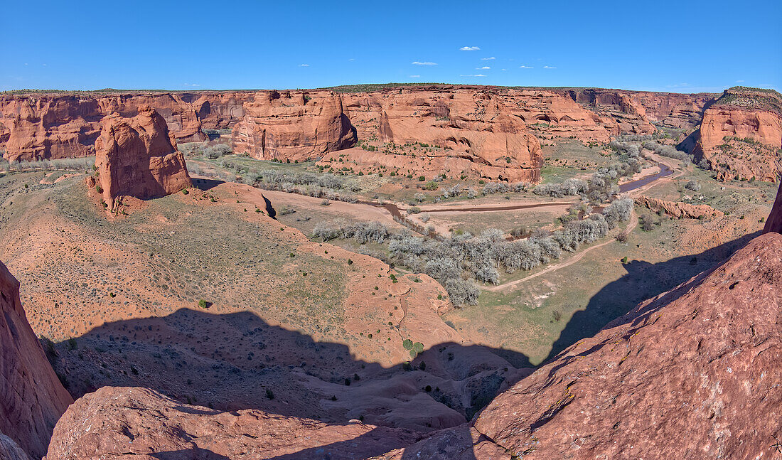 Panoramablick auf die Kreuzung zwischen der nördlichen und südlichen Gabelung des Canyon De Chelly National Monument, mit der Dog Rock Felsformation ganz links, Arizona, Vereinigte Staaten von Amerika, Nordamerika