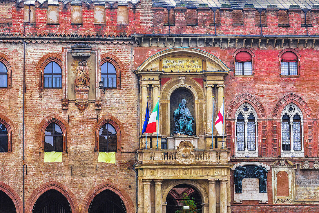 Rathausfassade, Palazzo d'Accursio, 14. Jahrhundert, Bologna, Emilia Romagna, Italien, Europa