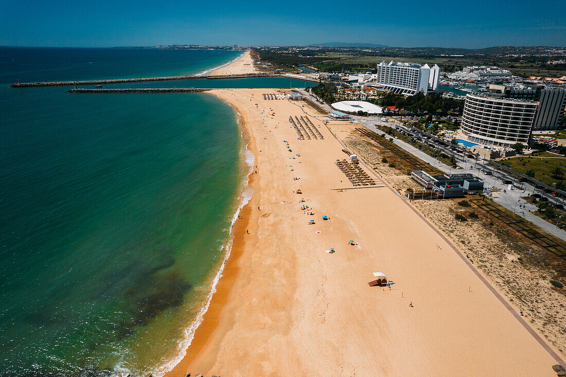 Luftbilddrohne von Praia de Vilamoura in Vilamoura, Blick nach Westen, Algarve, Portugal, Europa