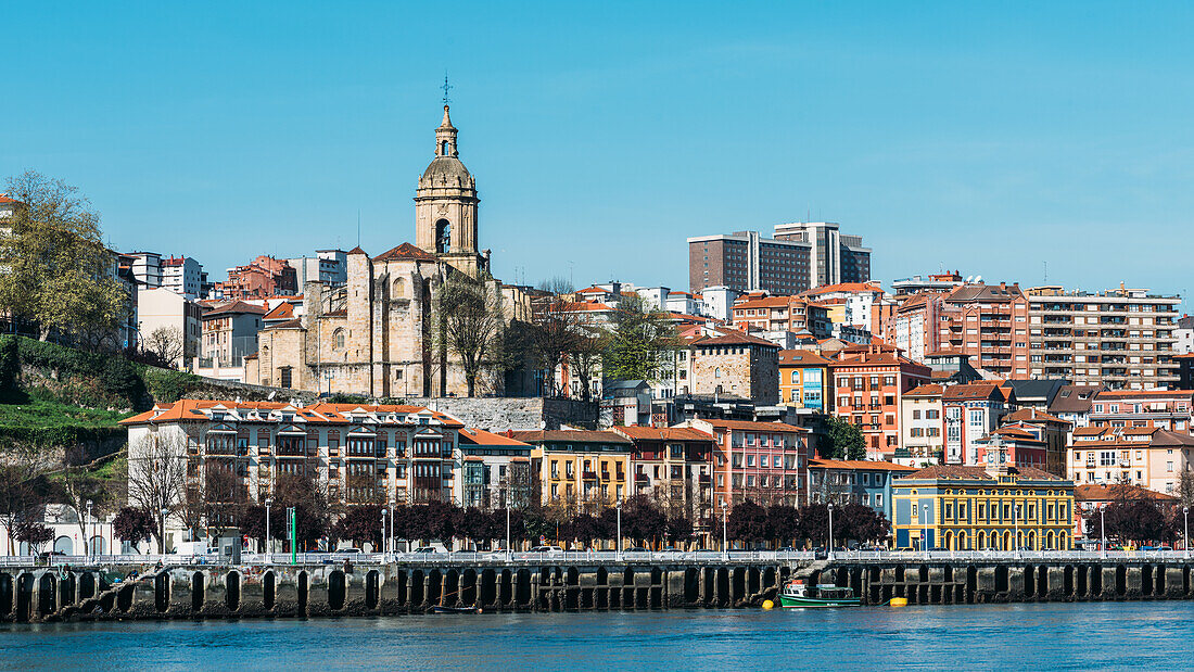 Andra Maria Basilika neben der Nervion-Promenade in Portugalete, Bilbao, Baskenland, Spanien, Europa