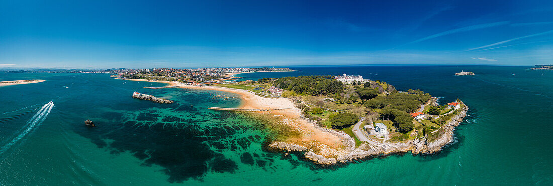 Drohnen-Panoramaaufnahme der Magdalena-Halbinsel, einer 69 Hektar großen Halbinsel am Eingang zur Bucht von Santander in der Stadt Santander, Kantabrien, Nordküste, Spanien, Europa