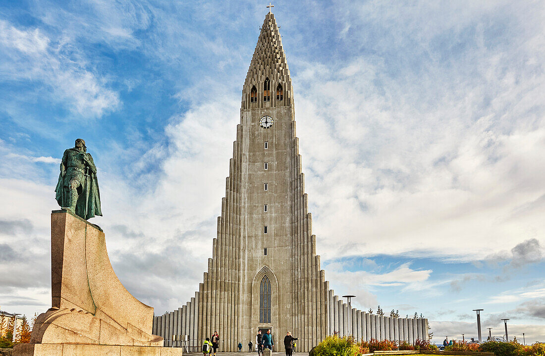 Der Kirchturm der Hallgrimskirkja, vor dem eine Statue von Leifur Eriksson, dem Gründer Islands, steht, im Zentrum von Reykjavik, Island, Polarregionen