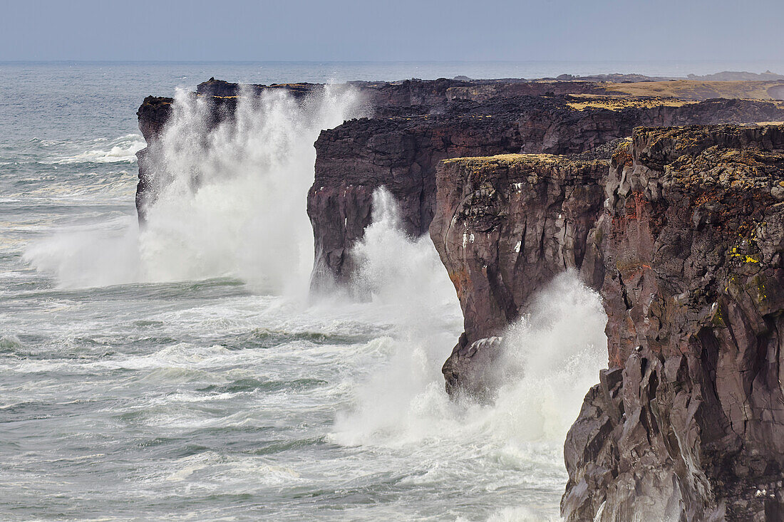 Sturmbrandung gegen Lavafelsen bei Skalasnagi, im Snaefellsjokull-Nationalpark, an der nordwestlichen Spitze der Halbinsel Snaefellsnes, an der Westküste Islands, Polargebiete