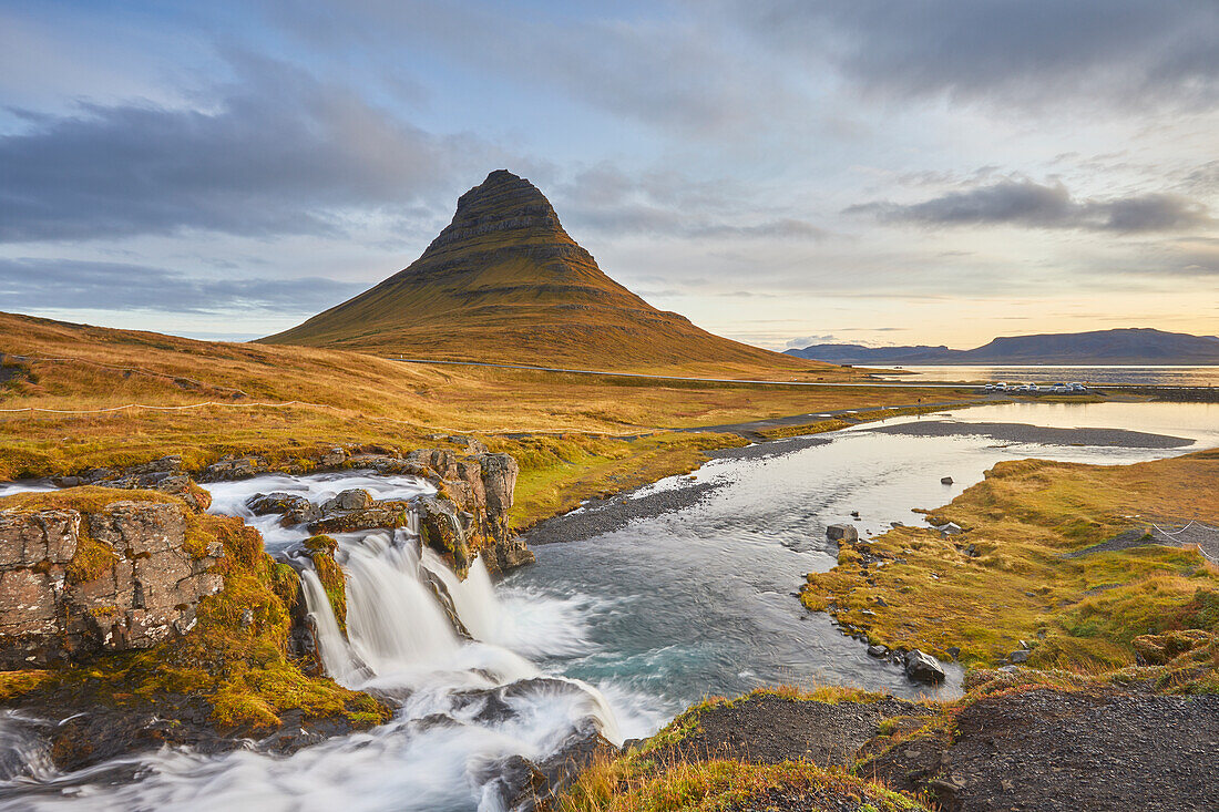 Der Berg Kirkjufell und der Wasserfall Kirkjufellsfoss, in der Nähe des Hafens von Grundarfjordur, Halbinsel Snaefellsnes, Westisland, Polargebiete