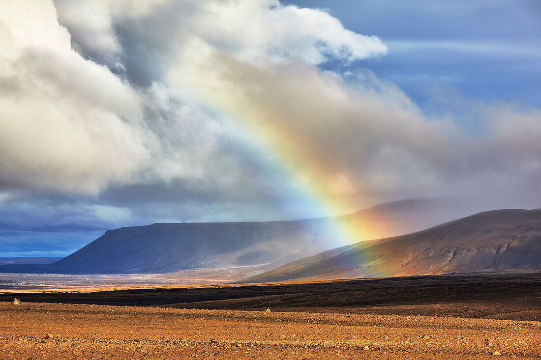 Regenbogen über der Landschaft entlang der Straße F550, im Kaldidalur-Tal, westlich der Langjokull-Eiskappe, am Rande des Hochlandes, Westisland, Polarregionen
