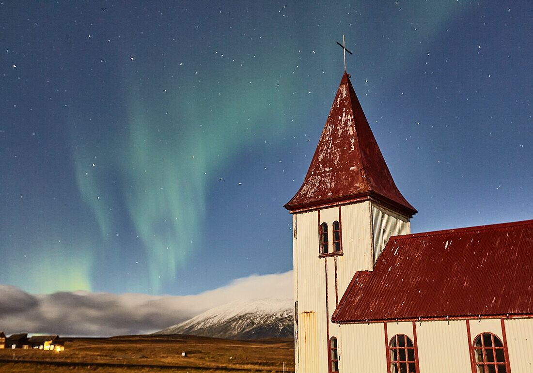Nachthimmel und Nordlicht (Aurora Borealis) über der Kirche im Dorf Hellnar, im Snaefellsjokull-Nationalpark, Halbinsel Snaefellsnes, Westküste Islands, Polargebiete