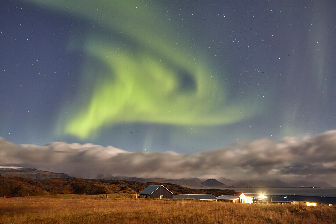 Nordlicht (Aurora Borealis) über der Landschaft um das Dorf Hellnar, im Snaefellsjokull Nationalpark, auf der Snaefellsnes Halbinsel, Westküste Islands, Polarregionen