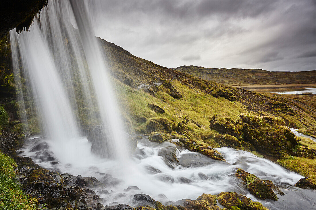 Hafrafell-Wasserfall in den Bergen nahe dem Hafen von Stykkisholmur, Halbinsel Snaefellsnes, Westisland, Polargebiete