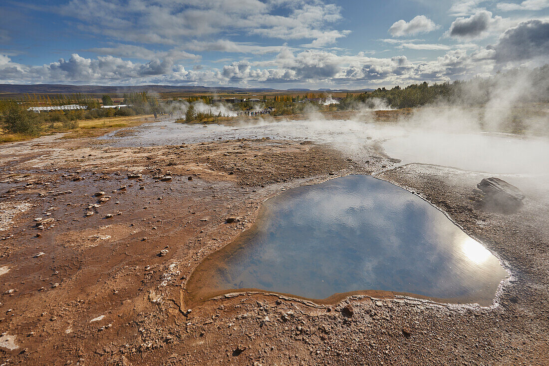 Ein dampfendes vulkanisches Becken bei Geysir, im Goldenen Kreis, im Südwesten Islands, Polarregionen