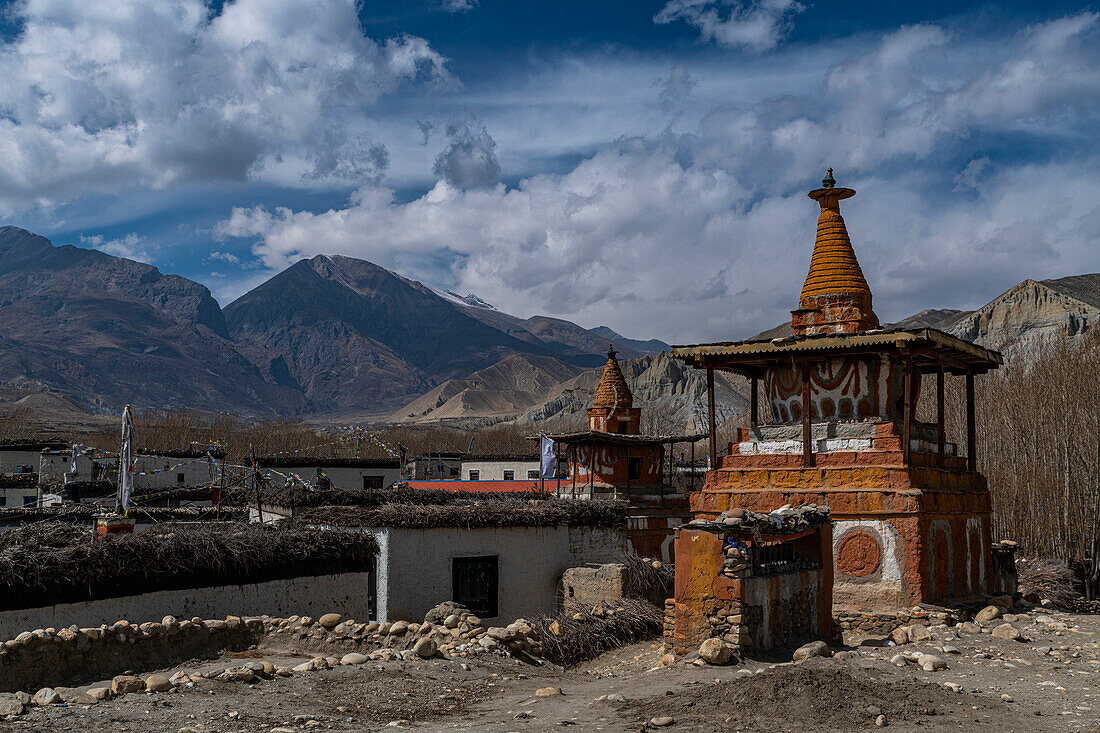 Bunt bemalte buddhistische Stupa, Königreich Mustang, Himalaya, Nepal, Asien