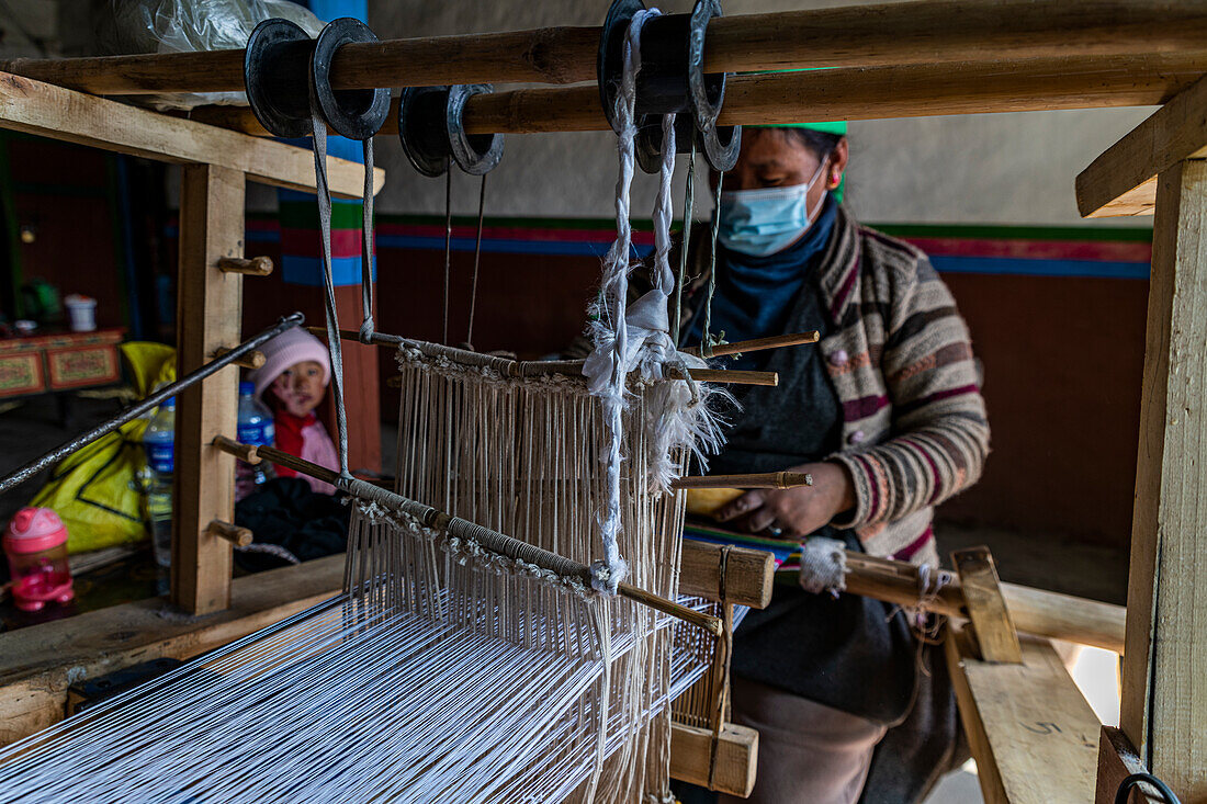 Traditional weaving in the village of Tsarang, Kingdom of Mustang, Nepal, Asia