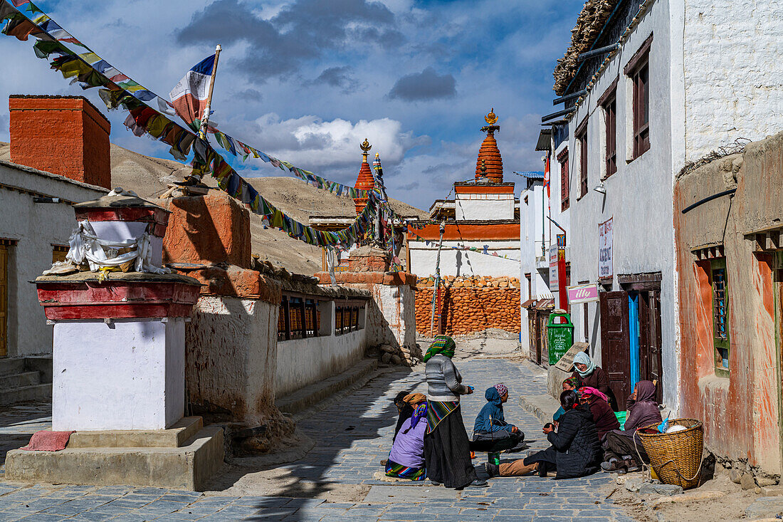 Einheimische Frauen bei der traditionellen Weberei im Dorf Lo-Manthang, Königreich Mustang, Nepal, Asien