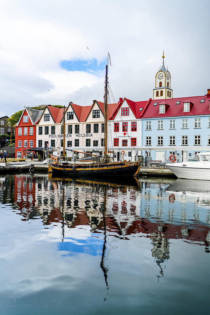 Alte Gebäude und ein im Hafen von Torshavn vertäutes Schiff, Streymoy Island, Färöer Inseln, Dänemark, Europa