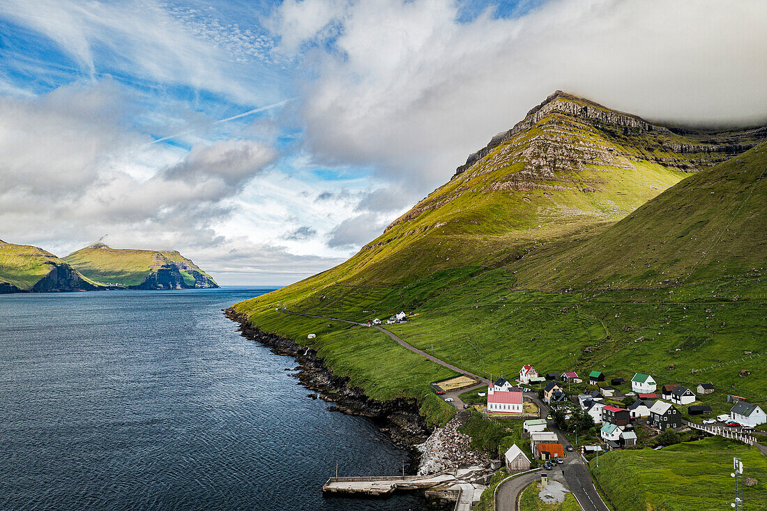 Luftaufnahme des Küstendorfes Kunoy und des Fjordes im Sommer, Kunoy Island, Färöer Inseln, Dänemark, Europa