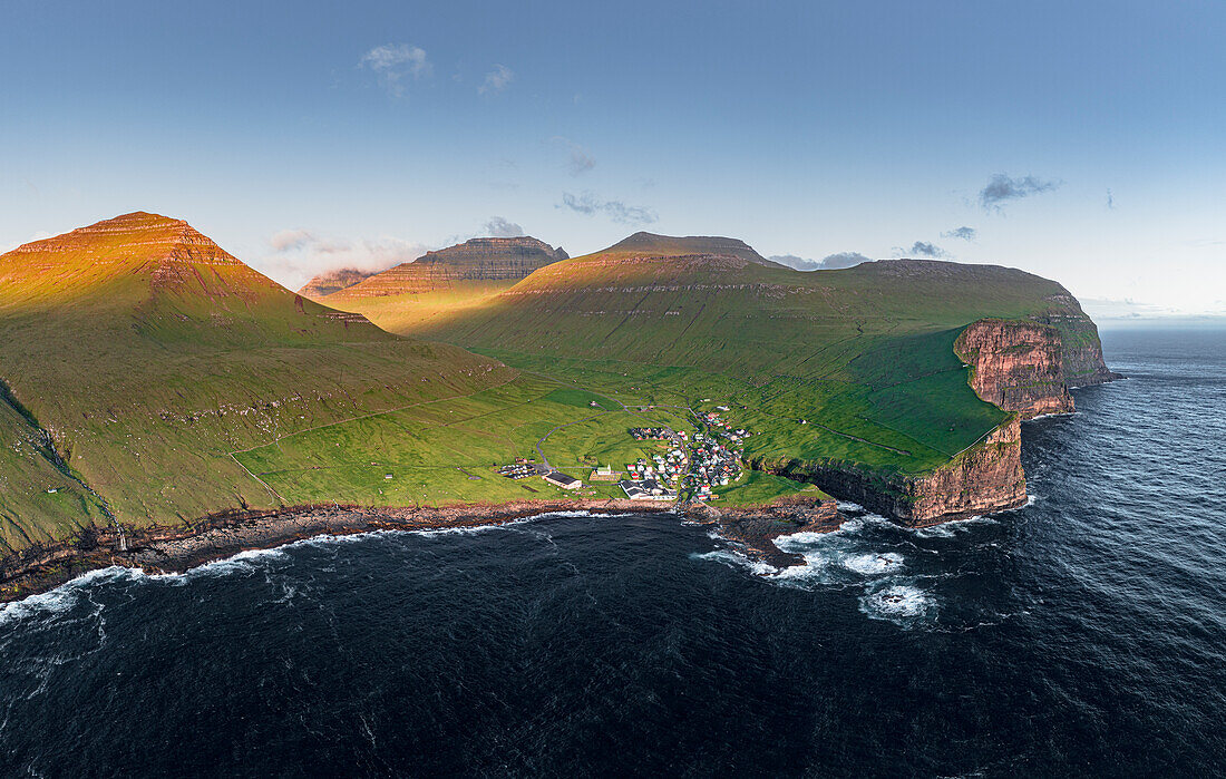 Luftbild des Dorfes Gjogv auf vom Meer umspülten Klippen, Eysturoy Island, Färöer Inseln, Dänemark, Europa