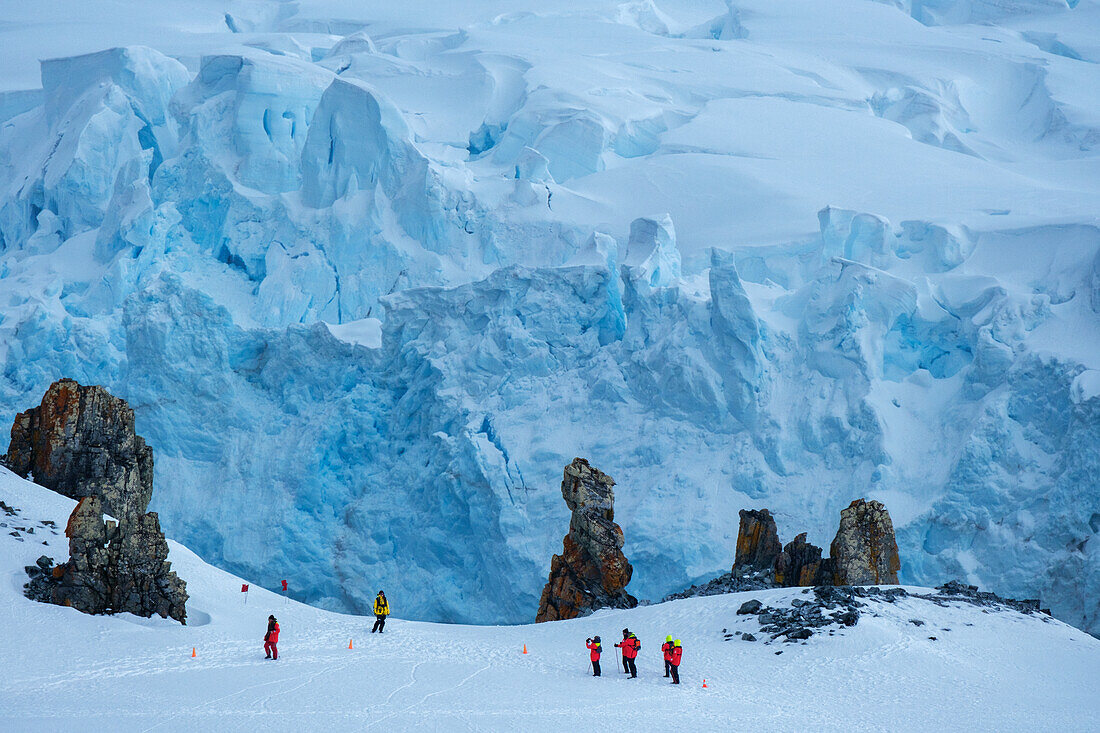 Wanderer besteigen Half Moon Island, Südliche Shetlandinseln, Antarktis, Polargebiete