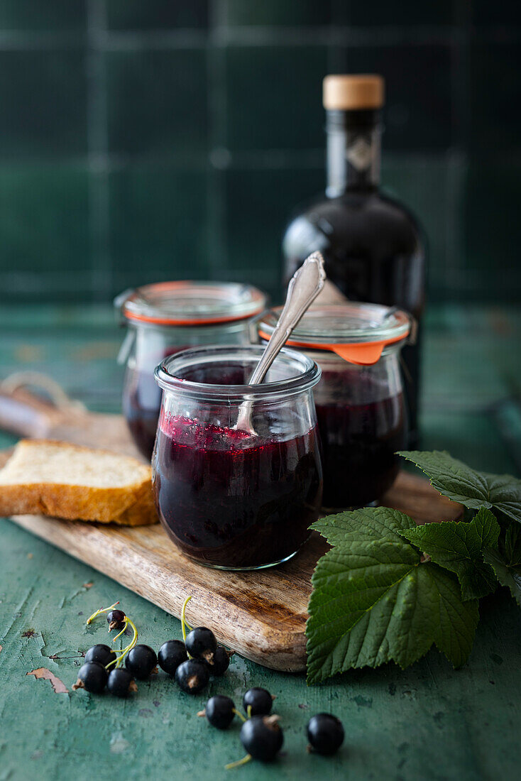 Schwarze Johannisbeerkonfitüre mit Gin (vegan)